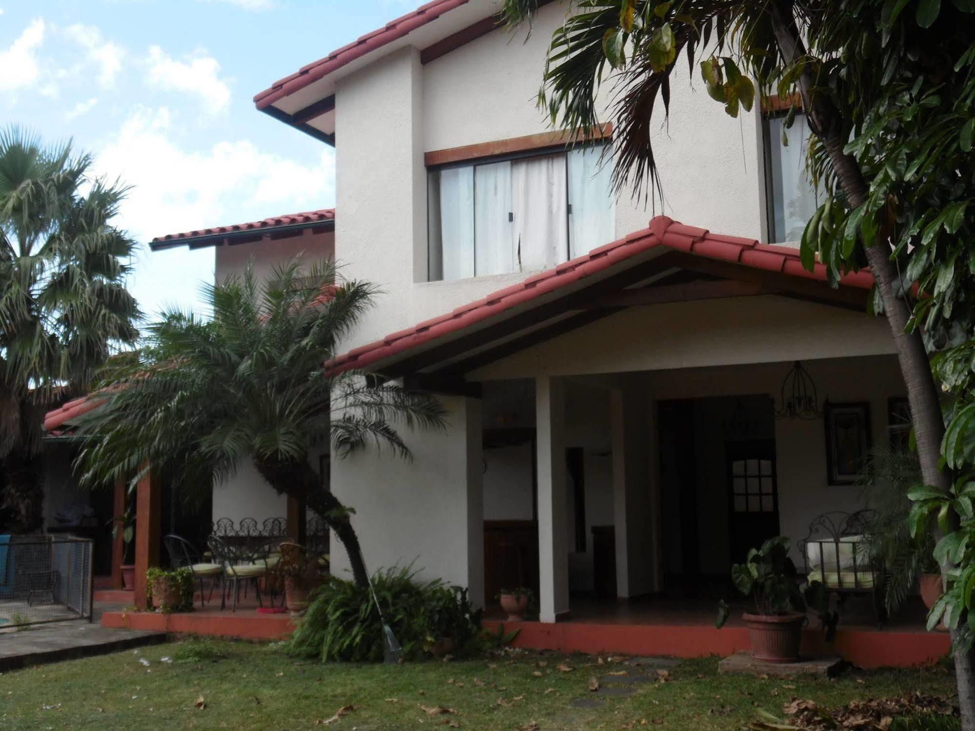 Lili'S Hostel Santa Cruz de La Sierra Exterior photo